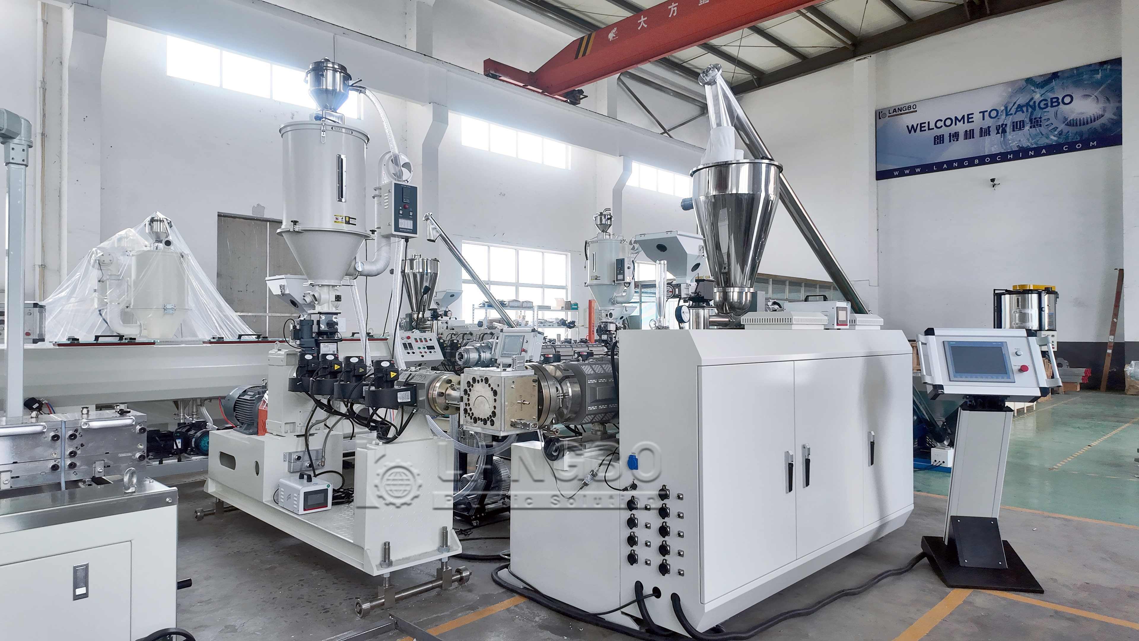 son şirket davası hakkında LangBo PVC Profil Ekstrüzyon hattı İngiltere Plastik Profilleri için sürekli üretimi destekliyor