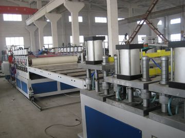 Çift Vidalı PVC Köpük Kurulu Ekstrüzyon Hattı 600kg / H Yüksek Çıkış Kapasitesi