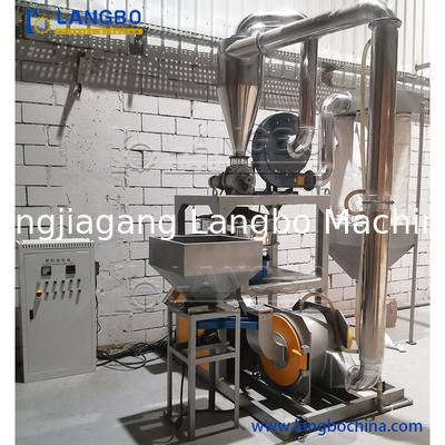PVC borusu, parçalayıcı ve pulverizer freze makinesi tarafından geri dönüştürülmüştür