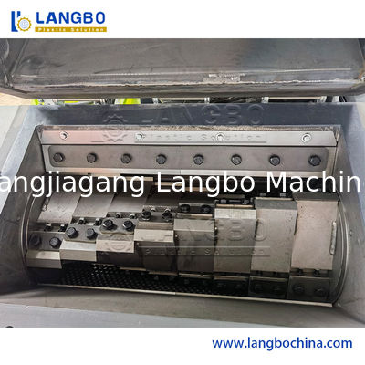 Düzenlenebilir boşaltma 500-1000 Kg/H ezme kapasitesi Plastik borular için güçlü plastik geri dönüşüm kırıcı makinesi