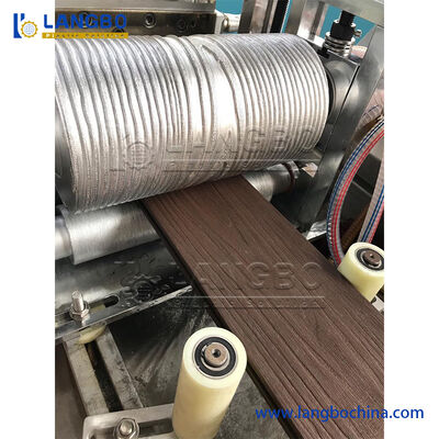 350KG / H Ürün Hızı WPC Duvar Paneli Makinesi, PLC Kontrollü WPC Profil Üretim Hattı