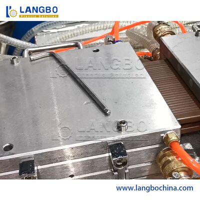 Popüler Kolay Kumandalı WPC Profil Ekstrüzyon Hattı Düşük Enerji Tüketimi