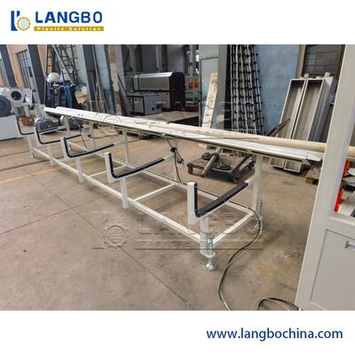 PVC boru çıkartma hattı. Yüksek hızlı üretim özelleştirilebilir boru boyutları.