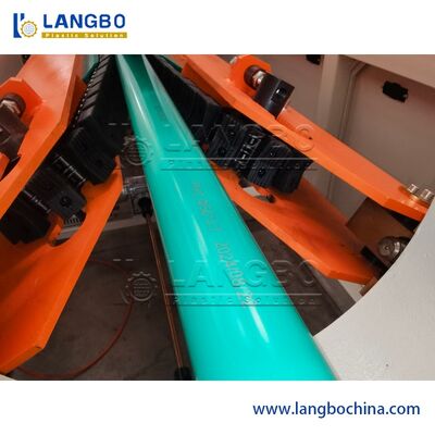 PVC boru çıkartma hattı. Yüksek hızlı üretim özelleştirilebilir boru boyutları.