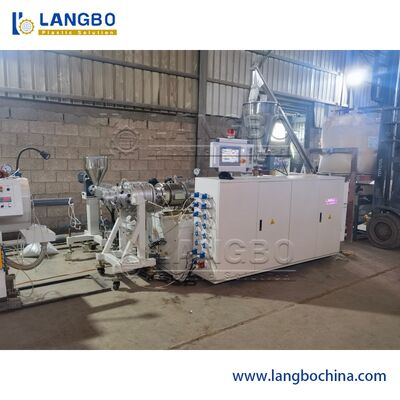 PVC boru çıkartma hattı. Yüksek hızlı üretim özelleştirilebilir boru boyutları.