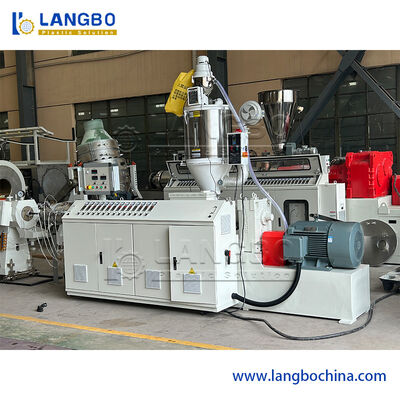PE boru ekstrüder. Otomatik besleme sistemi. Tekdüze karıştırma için yüksek hassasiyetli vida.