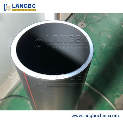 PE boru ekstrüder. Otomatik besleme sistemi. Tekdüze karıştırma için yüksek hassasiyetli vida.