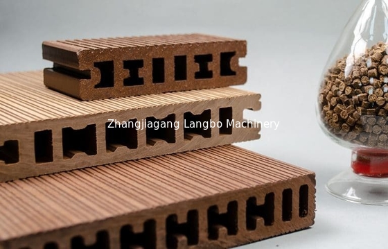 Çift Vidalı WPC Peletleme Ekstrüzyon Hattı Decking Board 350KG / H