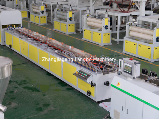 Siemens Motor Power Tam Otomatik PVC Plastik Profil Ekstrüzyon Üretim hattı En iyi üretim için